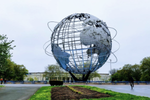 Das Foto zeigt die 36m große Globus-Plastik "Unisphere", welche das offizielle Motto der Weltausstellung 1964/65: „Peace Through Understanding“ verkörpern soll.