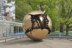 Das Foto zeigt die kugelförmige Plastik „Sfera con Sfera“ („Sphere Within Sphere“) des italienischen Künstlers Arnaldo Pomodoro.