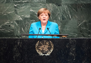 Bundeskanzlerin Angela Merkel am Rednerpult vor der UN-Vollversammlung am 25. September 2015
