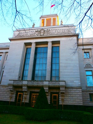 Das Foto zeigt den zentralen Eingang und darüberliegenden Turm der Botschaft Russlands in Berlin.