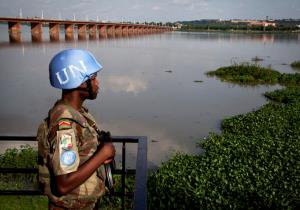 UN-Soldat steht vor einem Fluss in Mali