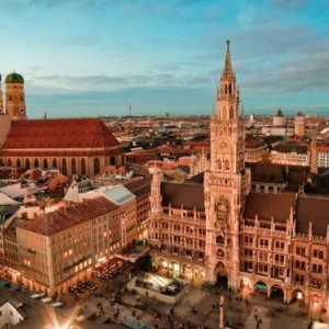 Skyline von München: im Vordergrund der Rathausplatz und das Neue Rathaus, im Hintergrund die Frauenkirche