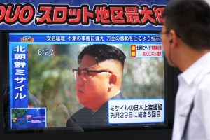 Ein Mann betrachtet ein Fernsehbild, das den Staatschef Nordkoreas Kim Jong-un zeigt.