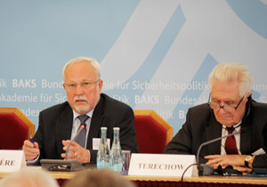 Gruppenbild von Dr. h.c. Lothar de Maizière, Ministerpräsident a.D., Ko-Vorsitzender des „Petersburger Dialogs“, und Professor Wladislaw P. Terechow, Botschafter a.D., Staatliches Moskauer Institut für Internationale Beziehungen