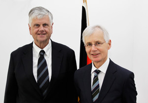 RCDS-„Commandant“ Botschafter Sir Tom Philips (rechts) und BAKS-Präsident Botschafter Dr. Hans-Dieter Heumann 