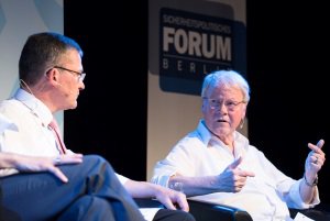 Roderich Kiesewetter MdB und Winfried Nachtwei, ehemaliger Abgeordneter des Bundestages auf dem Podium des Sicherheitspolitischen Forums im Tipi am Kanzleramt