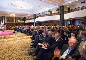 Festsaal im Berliner Hotel \"Adlon\" während der Konferenz der Deutschen Atlantischen Gesellschaft