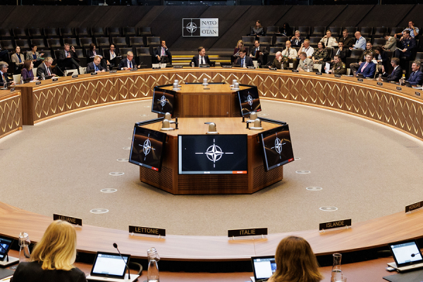 NATO Blick in einen großen Sitzungssaal der NATO