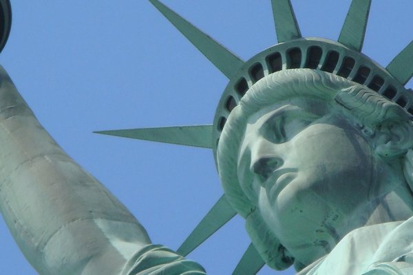 Ausschnitt eines Fotos, das die Freiheitsstatue in New York zeigt