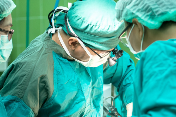 Pixabay/Sasin Tipchai Blick auf ein Ärzteteam im Operationsraum