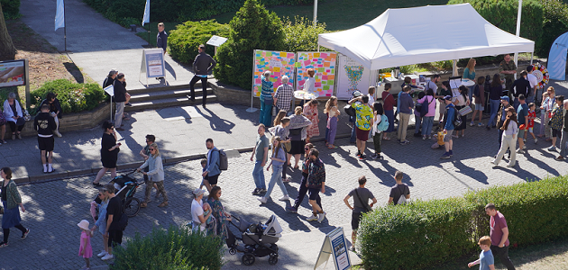 Luftaufnahme des BAKS-Standes beim Kunstfest 2024