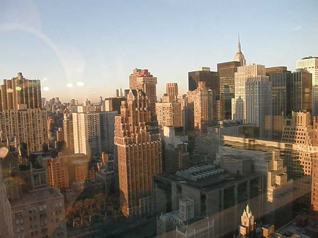 Ansicht der New Yorker Skyline bei Tageslicht.