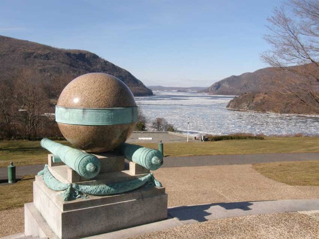 Eine Skulptur ist im Vordergrund, im Hintergrund ist der Hudson River mit Eisschollen zu sehen.