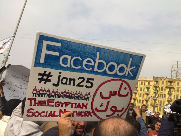 Bei Protesten in Ägypten wird ein Schild hoch gehalten