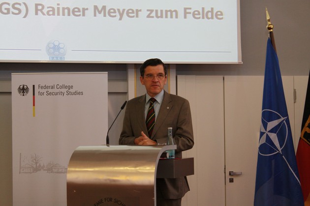 Ein Herr steht an einem Rednerpult