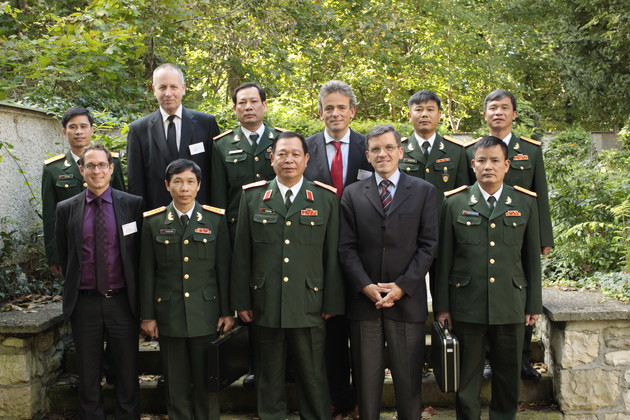 Ein Gruppenbild mit Vertretern der BAKS und der Vietnamesischen Streitkräfte
