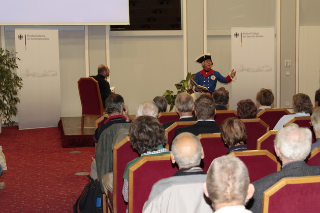 Ein Schauspieler als Friedrich der Große spielt vor sitzendem Publikum