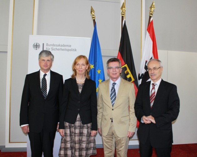 Gruppenbild mit einer Dame und drei Herren