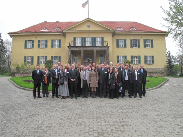 Eine Menschengruppe steht vor der Deutschen Botschaft in Ankara