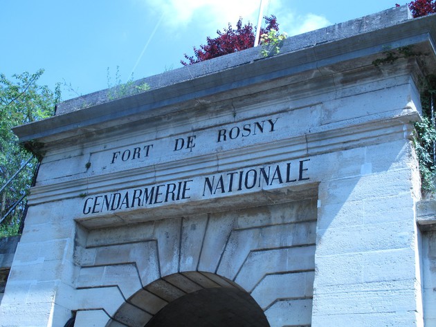 Steinernes Eingangstor einer Polizeistation in Frankreich