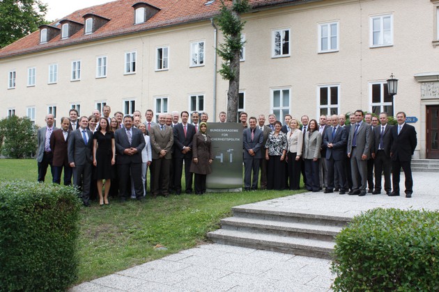 Gruppenbild eines Lehrgangs vor dem Gebäude der BAKS