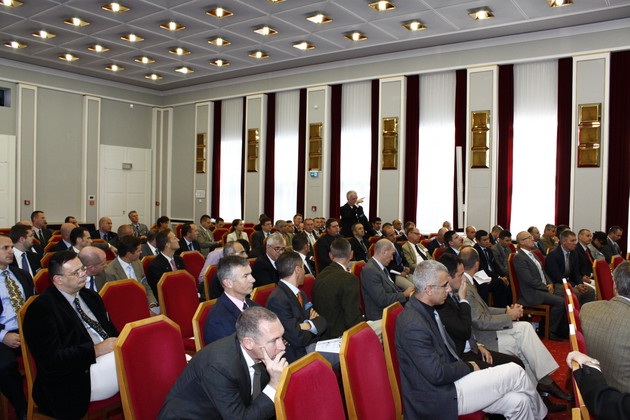 Publikum sitzt auf Stühlen im Saal
