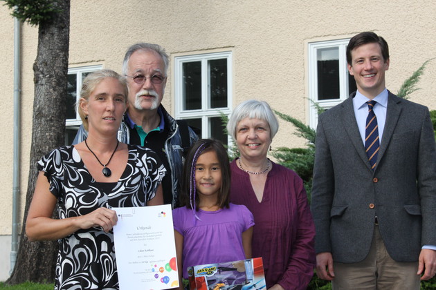 Gruppenfoto mit 5 Personen. In der Mitte die neunjährige Gewinnerin, ihre Mutter, ihre Großeltern und ein Vertreter der BAKS.