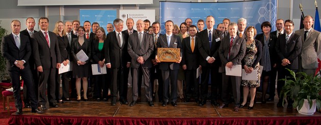 Gruppenbild der Seminarteilnehmer und dem Lehrpersonal, mit 8 Damen und 25 Herren. Die meisten haben eine Urkunde in der Hand.