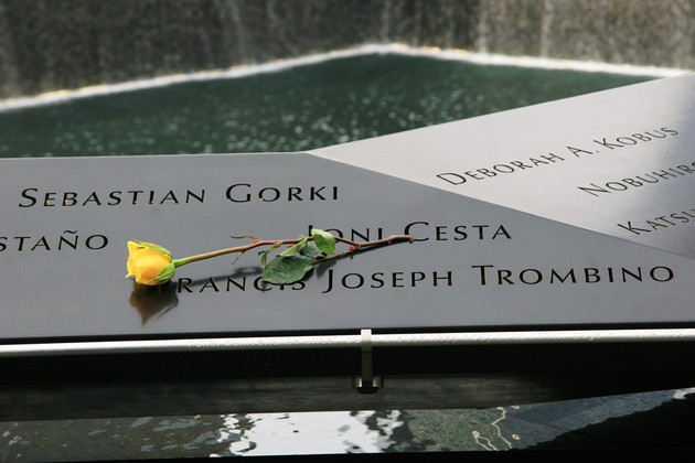 Eine gelbe Rose liegt auf einer Erinnerungsplatte für die Opfer des Anschlages vom 11. September 2001 in New York.