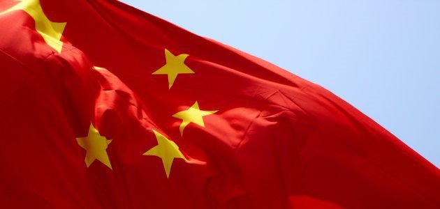 Flagge der Volksrepublik China, die im Wind weht.