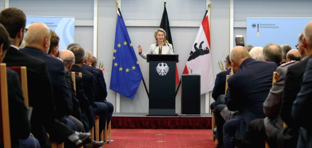 Im Historischen Saal der BAKS steht Bundesverteidigungsministerin Ursula von der Leyen an einem Pult mit dem Bundesadler darauf und spricht vor einem großen Publikum in ein Mikrofon.