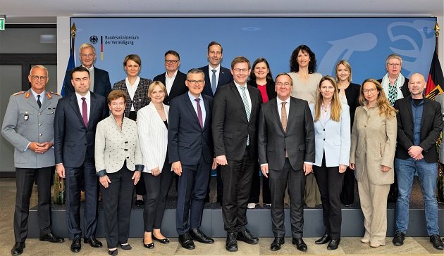 Foto: Bundeswehr/Christoph Kassette Eine Gruppe von Menschen steht zu einem Gruppenfoto zusammen.