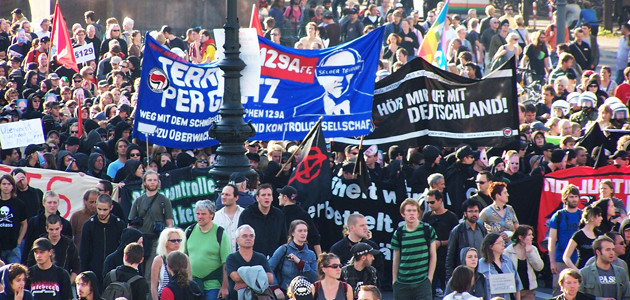 Großaufnahme eines Demonstrationszugs „Freiheit statt Angst“ mit Transparten vor der Berliner Humboldt-Universität im September 2007