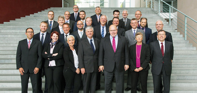 Gruppenbild des Seminars für Sicherheitspolitik 2015 mit Kanzleramtschef Bundesminister Peter Altmaier im Bundeskanzleramt