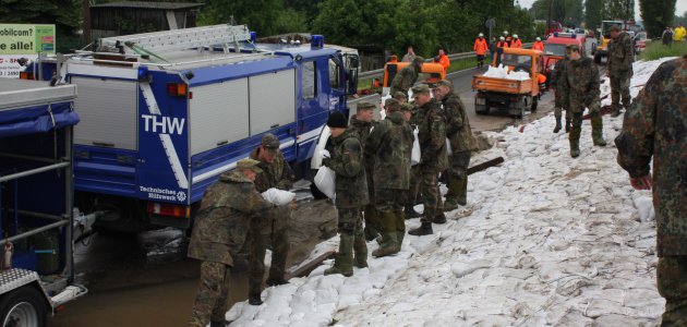 Gemeinsamer Einsatz von Bundeswehr und THW beim Hochwasser 2013 in Sachsen. Foto: Bundeswehr / Raymund Neu