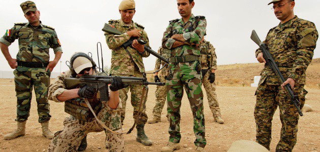 A German soldier is training Kurdish soldiers in the use of a German assault rifle in Northern Iraq.