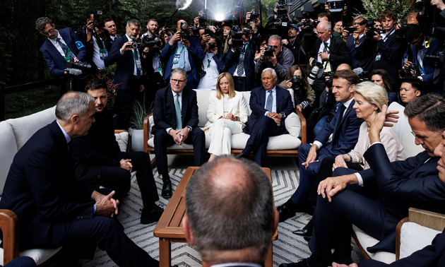 Die Staats- und Regierungschefs und -chefinnen der G7 sprechen beim G7-Gipfel 2025 mit EU-Kommissionspräsidentin von der Leyen und dem Präsidenten des Europäischen Rates António Costa sowie NATO-Generalsekretär Mark Rutte.