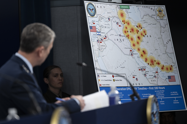 DoW photo by U.S. Navy Petty Officer 1st Class Alexander Kubitza Das Bild zeigt eine geografische Karte mit eingezeichneten Orten von Kampfhandlungen in Iran und anderen Staaten der Region, die US-Generalstabschef General Dan Caine, links im Bild stehend, bei einem Pressebriefing präsentiert.