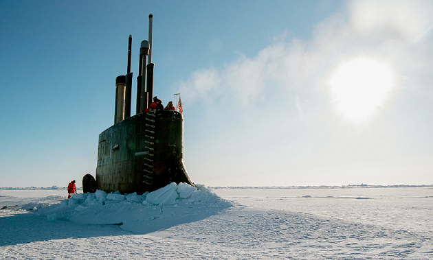 Ein U-Boot hat beim Auftauchen das Packeis des Nordpols durchbrochen.