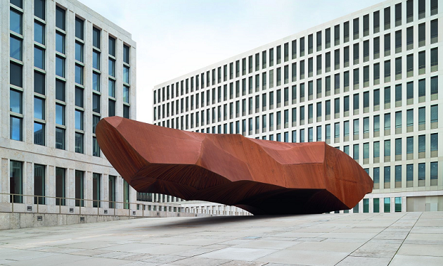 Das Bild zeigt die große aus Stahl hergestellte Plastik "Ohne Titel (Skulptur)", welche als Kunst am Bau zwischen den zentralen Törhäusern der BND-Zentrale in Berlin steht.