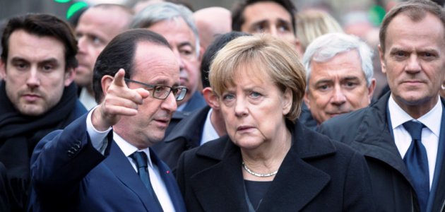 Frankreichs Präsident Francois Hollande und Deutschlands Bundeskanzlerin Angela Merkel stehen gemeinsam mit EU-Rats Präsident Donald Tusk beim Solidaritätsmarsch am 14. Januar 2015 für die Opfer der Anschläge auf das Satiremagazin Charlie Hebdo
