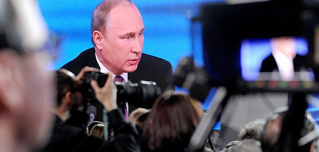 Fernseh- und Fotojournalisten auf einer Pressekonferenz des russischen Präsidenten Wladimir Putin; Putin im Hintergrund auf einer Großbildleinwand