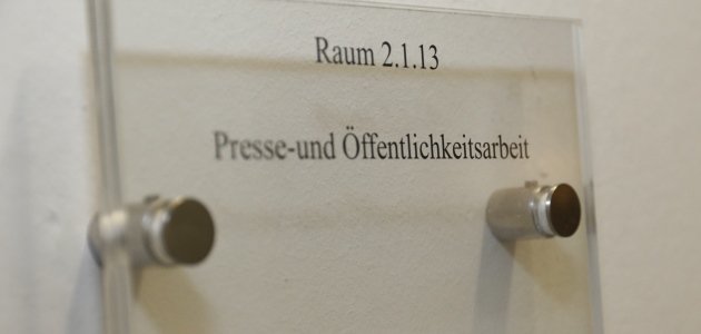 Türschild mit der Aufschrift Presse und Öffentlichkeitsarbeit