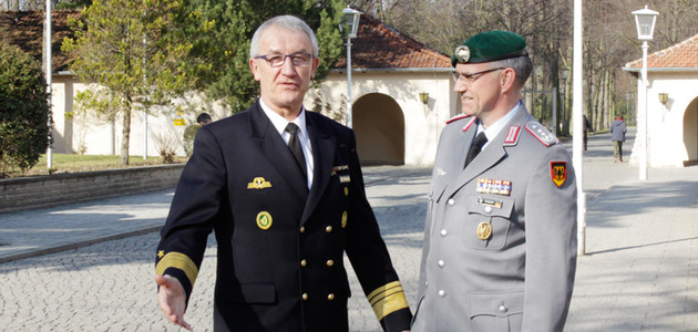 Vizeadmiral Manfred Nielson bei der Begrüßung an der Bundesakademie für Sicherheitspolitik.