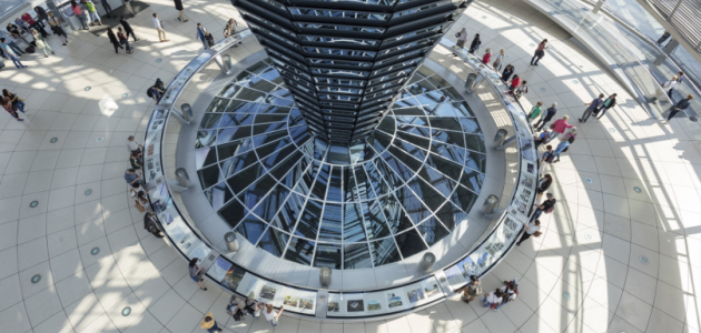 Das Bild zeigt das Innern der Kuppel des Reichstagsgebäudes.
