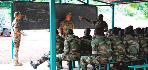 Deutsche Pionierausbilder der EUTM Mali weisen malische Soldaten in ihre zukünftigen Aufgaben ein.