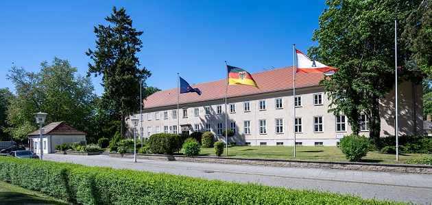 Das Foto zeigt das westliche Gebäude Haus Berlin der BAKS an der Ossieztkystraße im Berliner Bezirk Pankow.