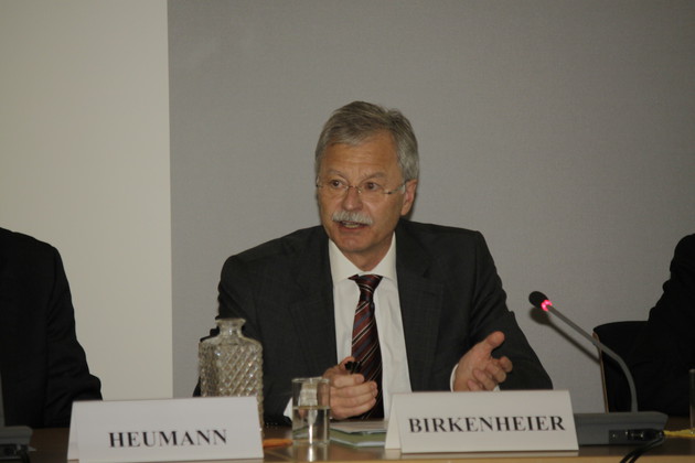 Der Präsident des Amtes für den Militärischen Abschirmdienst, Ulrich Birkenheier, erläutert das Aufgabenspektrum seiner Behörde.