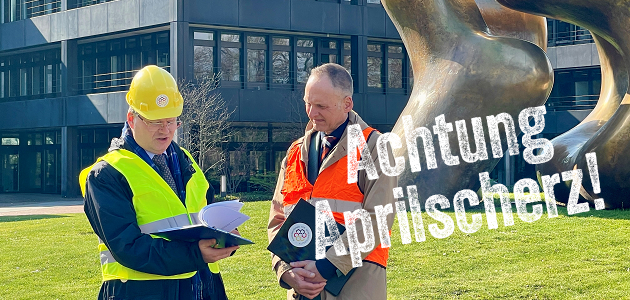 Schriftzug "Achtung Aprilscherz" über einem Foto
