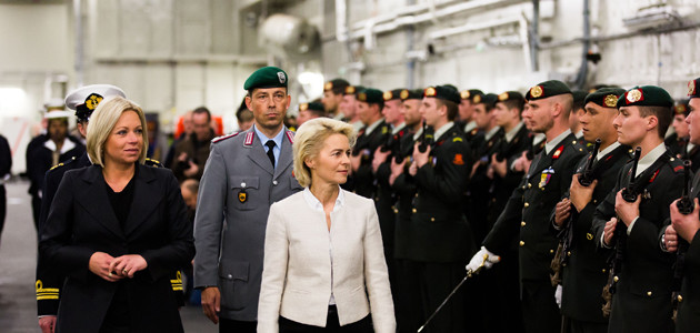 Bundesverteidigungsministerin Ursula von der Leyen schreitet gemeinsam mit ihrer niederländischen Amtskollegin Jeanine Hennis-Plasschaert auf einem Schiff eine Reihe von Marinesoldaten ab.